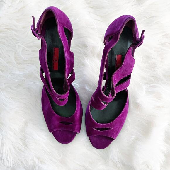 Carolina Herrera Magenta Suede Cut Out Heeled Sandals - Picture 2 of 8